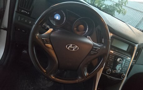 Hyundai Sonata VI, 2011 год, 1 100 000 рублей, 5 фотография