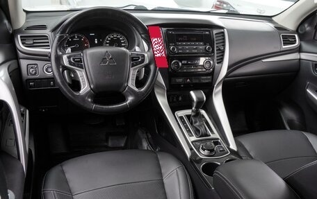 Mitsubishi Pajero Sport III рестайлинг, 2017 год, 2 790 000 рублей, 6 фотография