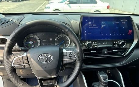 Toyota Highlander, 2022 год, 3 040 000 рублей, 11 фотография