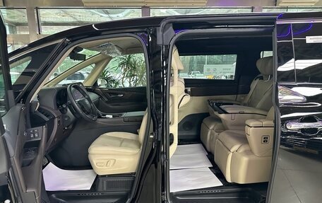 Toyota Alphard, 2024 год, 15 262 000 рублей, 9 фотография