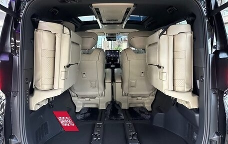 Toyota Alphard, 2024 год, 15 262 000 рублей, 16 фотография
