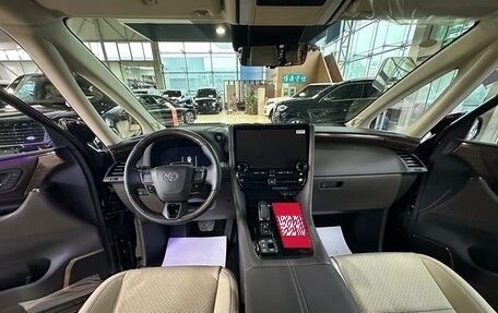 Toyota Alphard, 2024 год, 15 262 000 рублей, 11 фотография