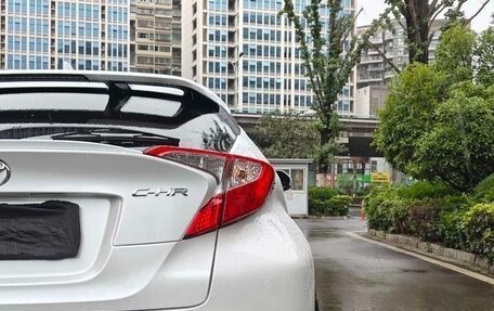 Toyota C-HR I рестайлинг, 2022 год, 1 900 000 рублей, 6 фотография