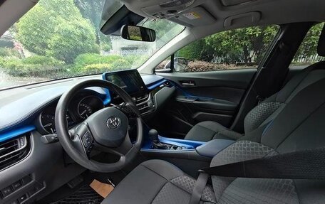 Toyota C-HR I рестайлинг, 2022 год, 1 900 000 рублей, 9 фотография