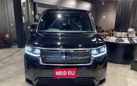 Honda Stepwgn, 2022 год, 2 000 000 рублей, 2 фотография