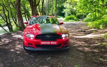 Ford Mustang VI рестайлинг, 2012 год, 2 000 000 рублей, 2 фотография