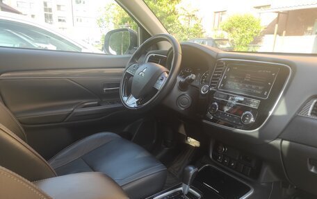 Mitsubishi Outlander III рестайлинг 3, 2019 год, 2 780 000 рублей, 10 фотография