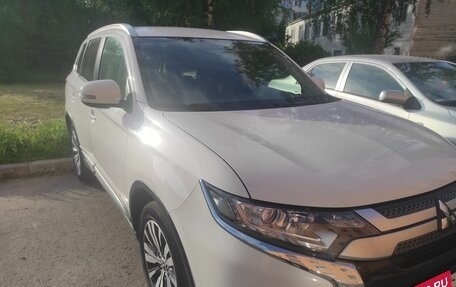 Mitsubishi Outlander III рестайлинг 3, 2019 год, 2 780 000 рублей, 2 фотография