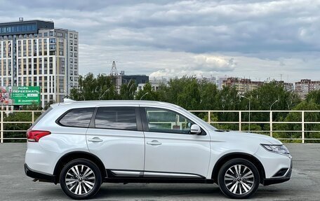 Mitsubishi Outlander III рестайлинг 3, 2019 год, 2 099 000 рублей, 4 фотография