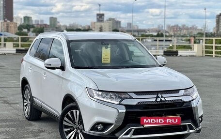 Mitsubishi Outlander III рестайлинг 3, 2019 год, 2 099 000 рублей, 3 фотография