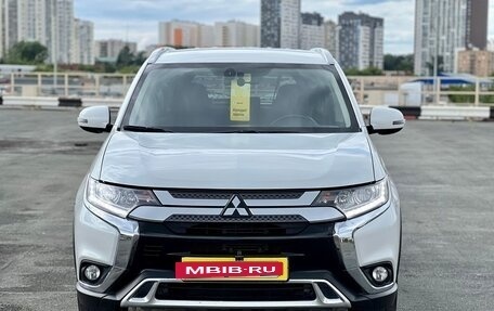 Mitsubishi Outlander III рестайлинг 3, 2019 год, 2 099 000 рублей, 2 фотография