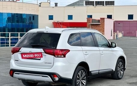Mitsubishi Outlander III рестайлинг 3, 2019 год, 2 099 000 рублей, 5 фотография