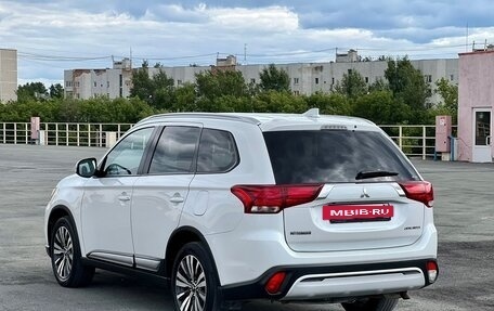 Mitsubishi Outlander III рестайлинг 3, 2019 год, 2 099 000 рублей, 7 фотография