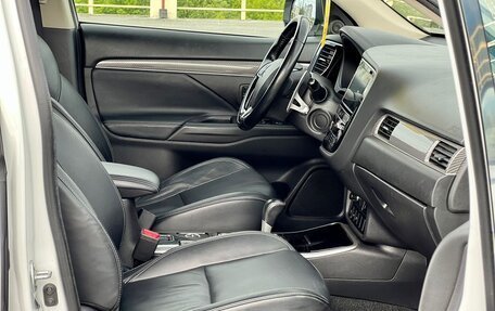 Mitsubishi Outlander III рестайлинг 3, 2019 год, 2 099 000 рублей, 13 фотография