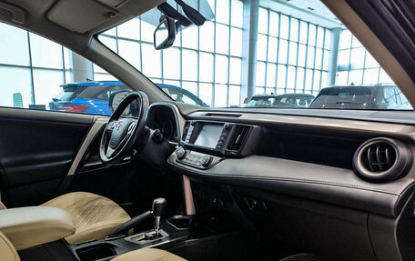 Toyota RAV4, 2018 год, 2 290 000 рублей, 15 фотография