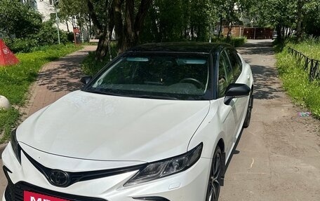 Toyota Camry, 2021 год, 3 300 000 рублей, 2 фотография