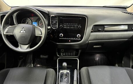 Mitsubishi Outlander III рестайлинг 3, 2020 год, 2 095 000 рублей, 10 фотография
