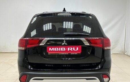 Mitsubishi Outlander III рестайлинг 3, 2020 год, 2 095 000 рублей, 5 фотография