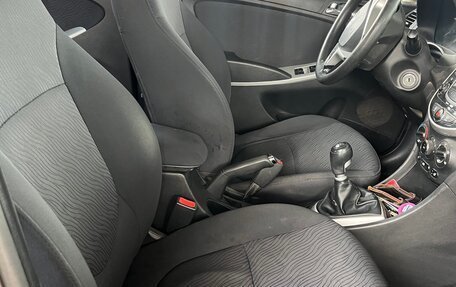 Hyundai Solaris II рестайлинг, 2011 год, 700 000 рублей, 21 фотография