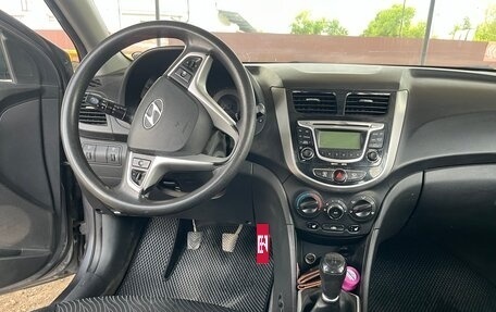 Hyundai Solaris II рестайлинг, 2011 год, 700 000 рублей, 17 фотография