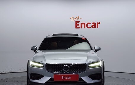 Volvo V60 Cross Country II, 2021 год, 2 684 000 рублей, 3 фотография