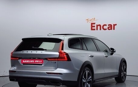 Volvo V60 Cross Country II, 2021 год, 2 684 000 рублей, 7 фотография
