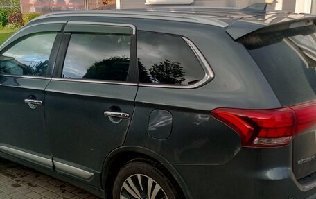 Mitsubishi Outlander III рестайлинг 3, 2019 год, 2 700 000 рублей, 9 фотография