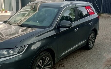 Mitsubishi Outlander III рестайлинг 3, 2019 год, 2 700 000 рублей, 10 фотография
