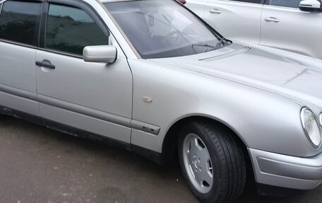 Mercedes-Benz E-Класс, 1998 год, 550 000 рублей, 3 фотография
