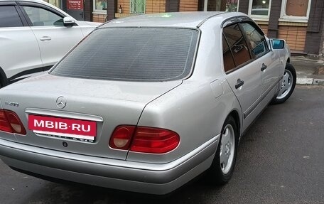 Mercedes-Benz E-Класс, 1998 год, 550 000 рублей, 2 фотография
