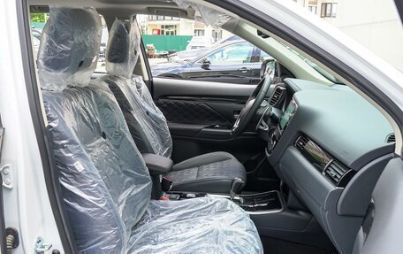 Mitsubishi Outlander III рестайлинг 3, 2022 год, 3 995 000 рублей, 8 фотография