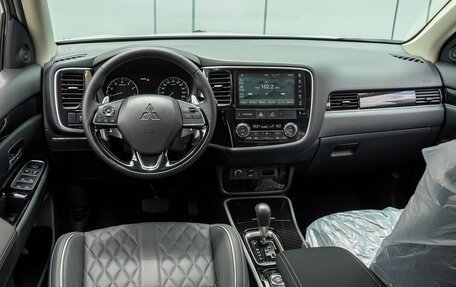 Mitsubishi Outlander III рестайлинг 3, 2022 год, 3 995 000 рублей, 6 фотография