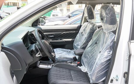Mitsubishi Outlander III рестайлинг 3, 2022 год, 3 995 000 рублей, 11 фотография