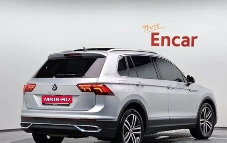 Volkswagen Tiguan II, 2021 год, 2 821 201 рублей, 2 фотография
