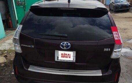 Toyota Prius Alpha I (ZVW40/41), 2013 год, 1 400 000 рублей, 2 фотография
