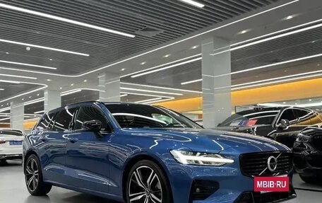 Volvo V60 II, 2021 год, 3 088 810 рублей, 3 фотография
