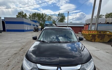 Mitsubishi Outlander III рестайлинг 3, 2018 год, 1 950 000 рублей, 2 фотография