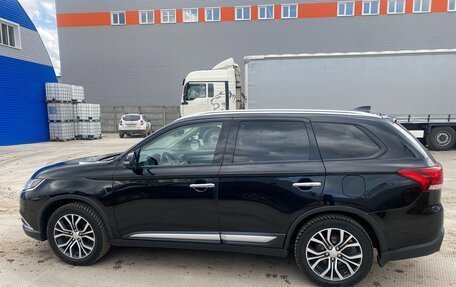 Mitsubishi Outlander III рестайлинг 3, 2018 год, 1 950 000 рублей, 4 фотография