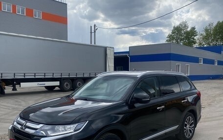 Mitsubishi Outlander III рестайлинг 3, 2018 год, 1 950 000 рублей, 3 фотография