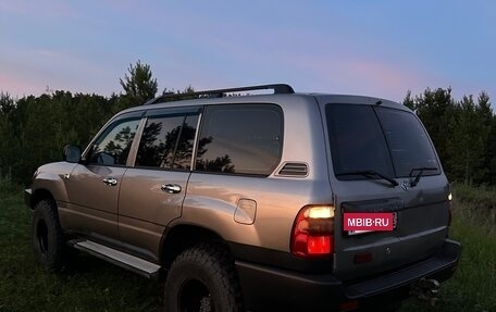 Toyota Land Cruiser 100 рестайлинг 2, 2005 год, 2 500 000 рублей, 6 фотография