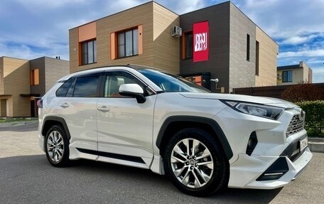 Toyota RAV4, 2019 год, 2 995 000 рублей, 9 фотография