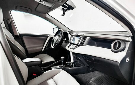 Toyota RAV4, 2018 год, 2 940 000 рублей, 11 фотография