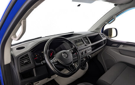 Volkswagen Transporter T6 рестайлинг, 2017 год, 2 650 000 рублей, 15 фотография