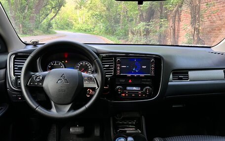 Mitsubishi Outlander III рестайлинг 3, 2016 год, 1 680 000 рублей, 9 фотография