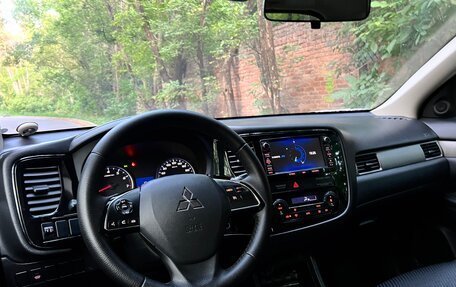 Mitsubishi Outlander III рестайлинг 3, 2016 год, 1 680 000 рублей, 8 фотография