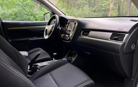 Mitsubishi Outlander III рестайлинг 3, 2016 год, 1 680 000 рублей, 10 фотография