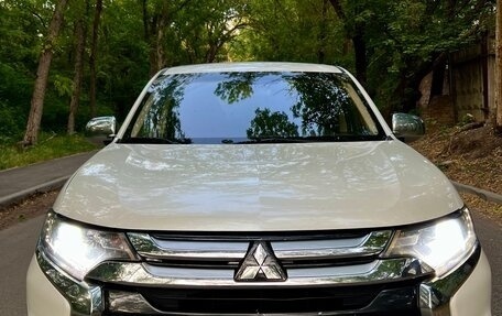Mitsubishi Outlander III рестайлинг 3, 2016 год, 1 680 000 рублей, 2 фотография