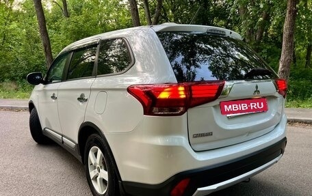 Mitsubishi Outlander III рестайлинг 3, 2016 год, 1 680 000 рублей, 5 фотография