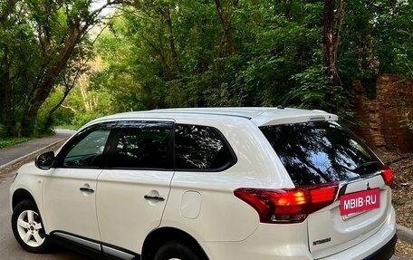 Mitsubishi Outlander III рестайлинг 3, 2016 год, 1 680 000 рублей, 7 фотография