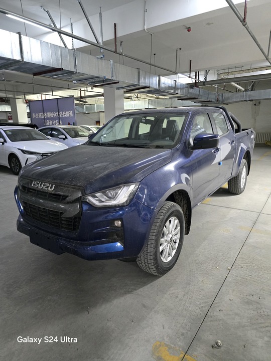 Isuzu D-Max II рестайлинг 2, 2024 год, 4 170 000 рублей, 3 фотография
